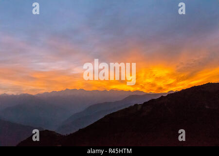 Pir Panjal lever de soleil sur l'éventail, le lever du soleil sur l'Himalaya, les premiers rayons du soleil Banque D'Images