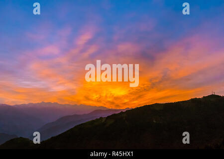 Pir Panjal lever de soleil sur l'éventail, le lever du soleil sur l'Himalaya, les premiers rayons du soleil Banque D'Images