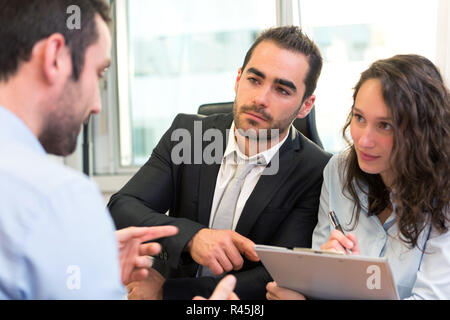 Patron attrayant faisant entrevue avec son assistant Banque D'Images