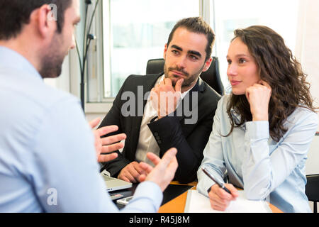 Patron attrayant faisant entrevue avec son assistant Banque D'Images