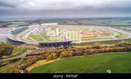 Rockingham Motor Speedway dans le Northamptonshire, célèbre pour avoir mis en banque le plus rapide d'Europes, circuit de course ovale holding sa dernière raceday le samedi avant sa fermeture. Un ovale motor racing track qui cherche à "briser le moule" a accueilli la course pour la dernière fois. Rockingham Motor Speedway à Corby, Northamptonshire, inauguré en 2001 et une fois l'hôte du championnat britannique des voitures de tourisme (BTCC) et British GT. Mais la salle, qui peut accueillir 52 000 fans et 45 m£ à construire, a arrêté la course accueil devenir un "centre logistique' pour l'industrie automobile en 2019. Banque D'Images