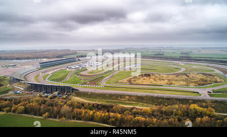 Rockingham Motor Speedway dans le Northamptonshire, célèbre pour avoir mis en banque le plus rapide d'Europes, circuit de course ovale holding sa dernière raceday le samedi avant sa fermeture. Un ovale motor racing track qui cherche à "briser le moule" a accueilli la course pour la dernière fois. Rockingham Motor Speedway à Corby, Northamptonshire, inauguré en 2001 et une fois l'hôte du championnat britannique des voitures de tourisme (BTCC) et British GT. Mais la salle, qui peut accueillir 52 000 fans et 45 m£ à construire, a arrêté la course accueil devenir un "centre logistique' pour l'industrie automobile en 2019. Banque D'Images