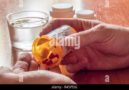 Personne malade prend des médicaments tous les jours avec un verre d eau, conceptual image Banque D'Images