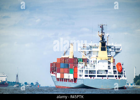 Fin d'admission container ship in port de Hambourg Banque D'Images