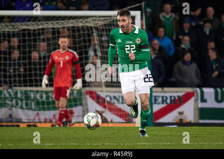 Belfast, en Irlande du Nord, Royaume-Uni. 18 Nov 2018. Michael Smith (22, l'Irlande du Nord) pousse à partir de la défense. L'Irlande du Nord contre l'Autriche, de l'UEFA Ligue des Nations Unies. Stade national à Windsor Park. XtraTimeSports (Crédit : Darren McKinstry) / Alamy Live News. Banque D'Images