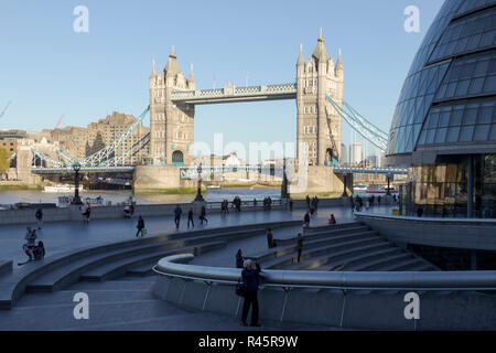 Tower Bridge, Londres, Londres. UK. 22 octobre 2018.UK. Les touristes sur une journée ensoleillée dans le centre de Londres en octobre 2018. Banque D'Images