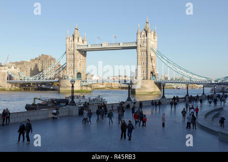 Tower Bridge, Londres, Londres. UK. 22 octobre 2018.UK. Les touristes sur une journée ensoleillée dans le centre de Londres en octobre 2018. Banque D'Images