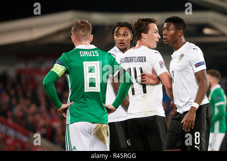 Belfast, en Irlande du Nord, Royaume-Uni. 18 Nov 2018. Steven Davis (8, Irlande du Nord, le capitaine) regarde David Alaba (8, Autriche) et Julian Baumgartlinger (14, l'Autriche, le capitaine) se préparer à un coup franc de l'Irlande du Nord. L'Irlande du Nord contre l'Autriche, de l'UEFA Ligue des Nations Unies. Stade national à Windsor Park. XtraTimeSports (Crédit : Darren McKinstry) / Alamy Live News. Banque D'Images