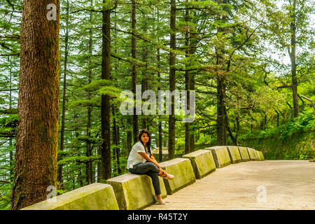 Une dame par le côté de la route de montagne, Landour Banque D'Images