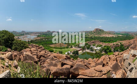 Vue de la rivière tungabhadra et Pampa sarovar de colline à Hampi en Inde Banque D'Images
