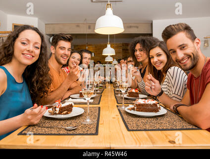 Les amis de déjeuner au restaurant Banque D'Images