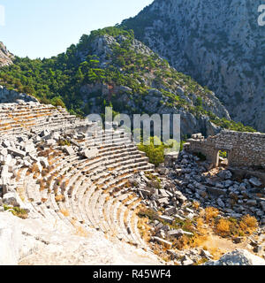 L'ancien temple et théâtre à termessos Antalya Turquie Asie ciel et ruines Banque D'Images