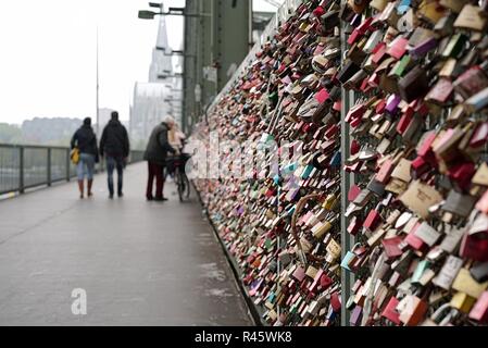 VohÃ¤ngeschlÃ¶sser d'aimer des couples sur le pont hohenzollern à Cologne Banque D'Images