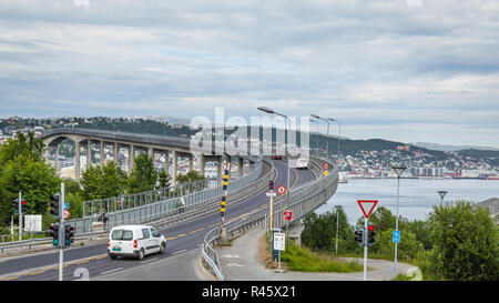 TROMSO, FINLANDE - le 27 juillet 2016 : vue sur le pont de la cathédrale arctique au centre de Tromso en Norvège Banque D'Images