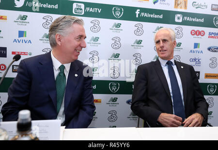 FAI Directeur John Delaney et nouvelle République d'Irlande manager Mick McCarthy au cours d'une conférence de presse à l'Aviva Stadium de Dublin. Banque D'Images