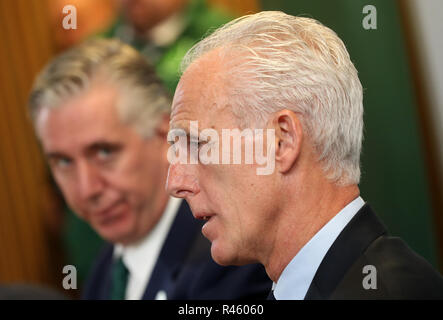 FAI Directeur John Delaney et nouvelle République d'Irlande manager Mick McCarthy au cours d'une conférence de presse à l'Aviva Stadium de Dublin. Banque D'Images