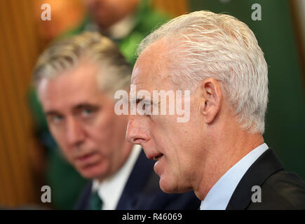 FAI Directeur John Delaney et nouvelle République d'Irlande manager Mick McCarthy au cours d'une conférence de presse à l'Aviva Stadium de Dublin. Banque D'Images