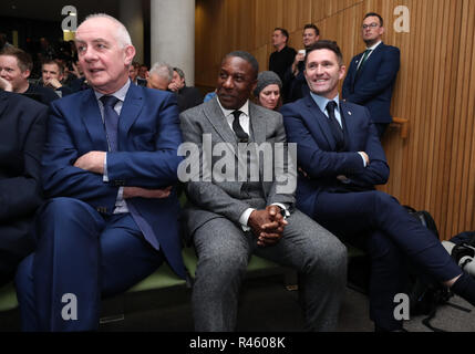 Robbie Keane (à droite) montres nouvelle République d'Irlande manager Mick McCarthy au cours d'une conférence de presse à l'Aviva Stadium de Dublin. Banque D'Images