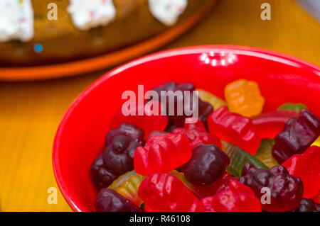 Still Life - un multi-couleur translucide jelly sweeties dans bol rouge Banque D'Images