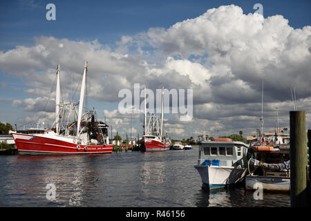 Rivière colorée de la côte du golfe de Floride avec bateaux de pêche, ciel bleu et nuages sur les docks Sponge à Tarpon Springs, Floride, États-Unis Banque D'Images
