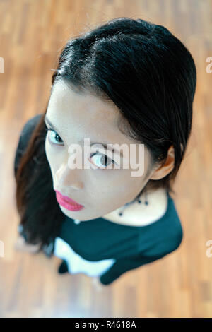 Beautiful woman posing - rechercher, expression du visage, femme sérieuse, seul, triste Banque D'Images