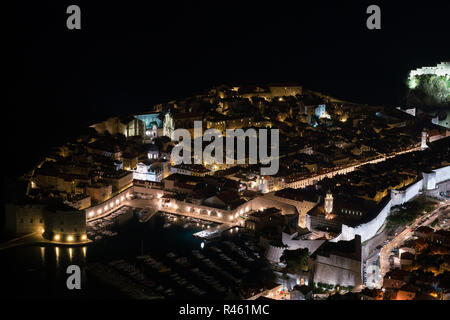 Vue aérienne de la ville de Dubrovnik par nuit. Banque D'Images