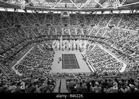 New York, NY - 2 septembre, 2018 : Avis de Arthur Ashe Stadium au cours de l'US Open 2018 4ème tour entre Rafael Nadal de l'Espagne & Nikoloz Basilashvili de Géorgie à l'USTA Billie Jean King National Tennis Center Banque D'Images