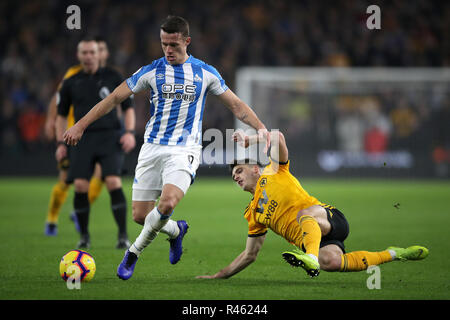 Huddersfield Town's Jonathan Hogg (à gauche) et Wolverhampton Wanderers' Ruben Vinagre bataille pour la balle au cours de la Premier League match à Molineux, Wolverhampton. Banque D'Images