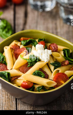 Pâtes penne aux tomates et Bacon Banque D'Images