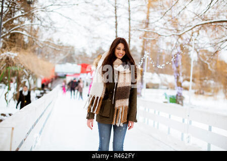 Portrait of young woman rides des patins à glace dans le parc Banque D'Images