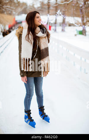 Portrait of young woman rides des patins à glace dans le parc Banque D'Images