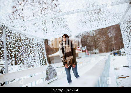 Portrait of young woman rides des patins à glace dans le parc Banque D'Images