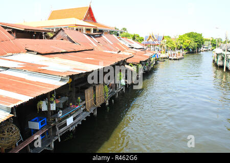 Maisons en bois le long des canaux en Thaïlande Banque D'Images