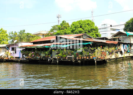 Maisons en bois le long des canaux en Thaïlande Banque D'Images