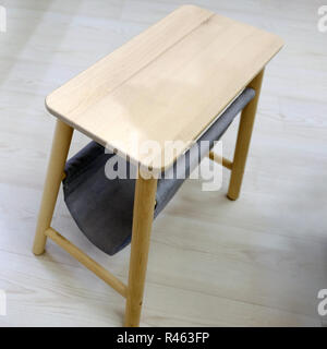 Tabouret en bois. chaise en bois sur fond clair. close-up Vue de dessus. Banque D'Images