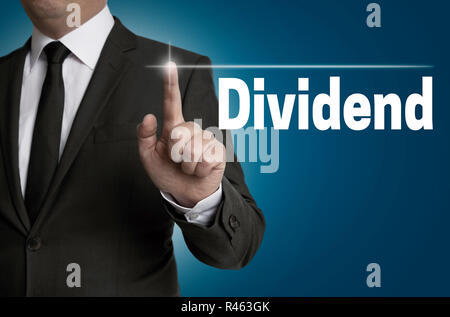 Écran tactile de dividendes de businessman concept exploité Banque D'Images