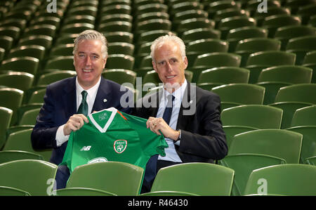 FAI Directeur John Delaney et nouvelle République d'Irlande manager Mick McCarthy à la suite d'une conférence de presse, à l'Aviva Stadium de Dublin. Banque D'Images