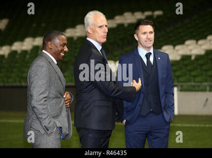 Nouvelle République d'Irlande manager Mick McCarthy (centre) avec de nouveaux entraîneurs adjoints Terry Connor (à gauche) et Robbie Keane à la suite d'une conférence de presse, à l'Aviva Stadium de Dublin. Banque D'Images