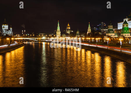 Moskova illuminé et du Kremlin à Moscou Banque D'Images