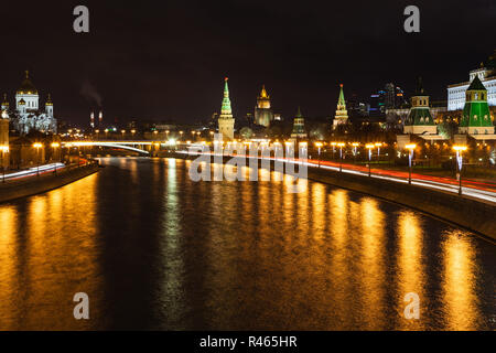 Moskova illuminé dans la ville de Moscou Banque D'Images