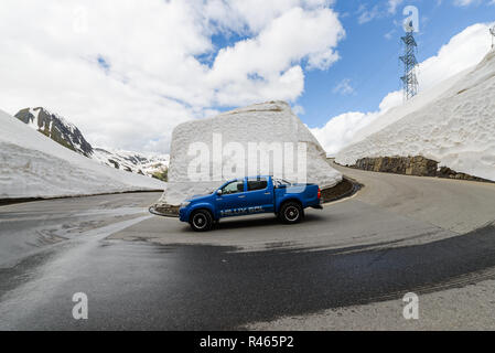 Murs de neige le long de la route sur juste ouvrir Nufenen col de montagne dans les Alpes Suisses en Juin Banque D'Images