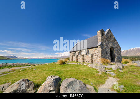 Église rustique par un lac alpin Banque D'Images