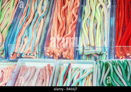 Délicieux bonbons réglisse multicolore dans des contenants en plastique. Délice sucré. Dans la boutique de confiseries. Scène de la gourmandise. Les couleurs sont éclatantes. Beauté photo filt Banque D'Images