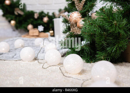 Décorations de Noël avec des guirlandes et couronne de Noël Banque D'Images