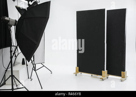 Studio photo vides avec de l'équipement d'éclairage professionnel Banque D'Images