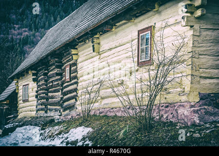 Maison en bois jaune dans village Vlkolinec, République slovaque, l'Unesco. Patrimoine culturel. Destination de voyage. L'architecture populaire. Banque D'Images