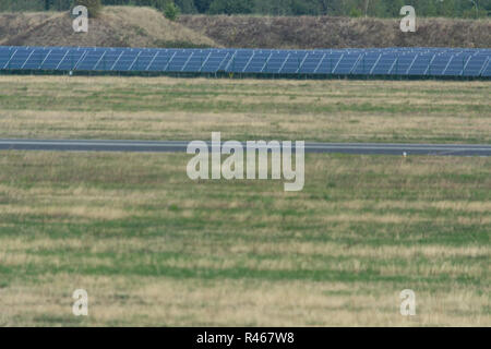 Panorama du système solaire de l'aéroport de Weeze. L'aéroport utilise d'énormes parcs solaires pour couvrir sa propre consommation d'énergie. Banque D'Images