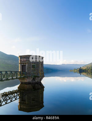 Une image d'un château d'eau sur un matin brumeux Octobre située à Talybont sur l'Usk reservoir, Pays de Galles, Royaume-Uni. Banque D'Images