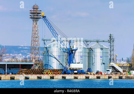 Des silos à grains d'acier Banque D'Images