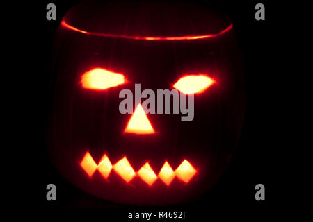 Halloween citrouille avec lumière à l'intérieur de T Banque D'Images